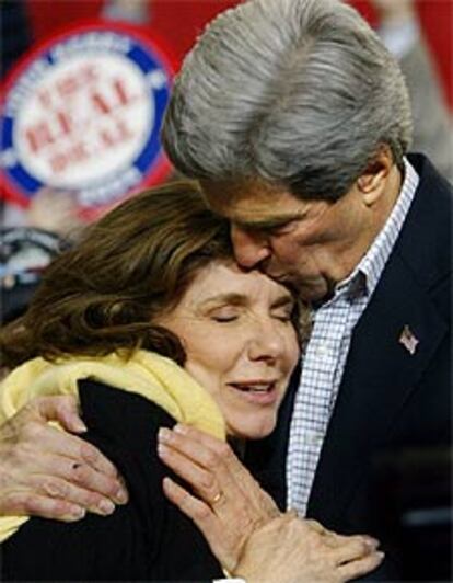 John Kerry se ha casado dos veces. Julia Thorne fue su primera mujer con la que tuvo dos hijas. En segundas nupcias se casó con Teresa Heinz, heredera de una gran fortuna y que se ha convertido en su gran apoyo en la carrera hacia la Casa Blanca.