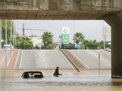 Una tromba de agua causa inundaciones en Sevilla y Huelva