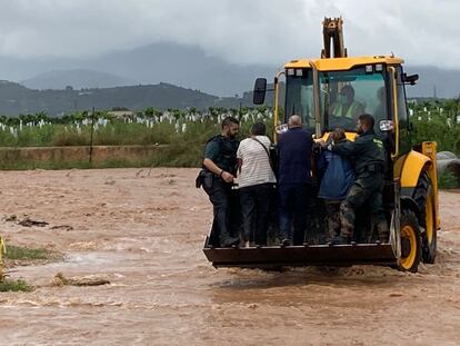 Varias personas tuvieron que ser rescatadas este miércoles en la N-238 al quedar atrapados sus vehículos por el agua en Vinaròs.