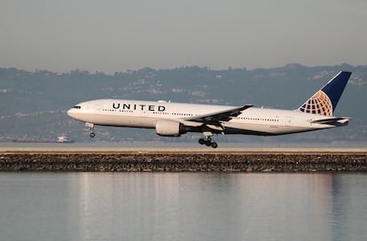 A United Airlines Boeing 777-200 lands at San Francisco International Airport, San Francisco, California, February 13, 2015.