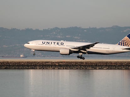 A United Airlines Boeing 777-200 lands at San Francisco International Airport, San Francisco, California, February 13, 2015.