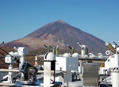 Torre de mediciones del Observatorio de Izaña, en Tenerife, con el Teide al fondo.