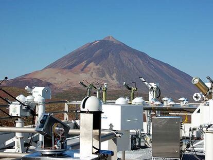 Torre de mediciones del Observatorio de Izaña, en Tenerife, con el Teide al fondo.