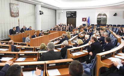 Senadores poloneses na sessão sobre a lei que se refere aos campos nazistas nesta quinta-feira