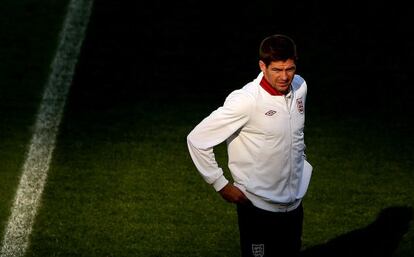 Gerrard camina por el Estadio Olímpico de Kiev durante un entenamiento