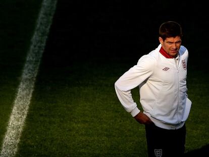 Gerrard camina por el Estadio Ol&iacute;mpico de Kiev durante un entenamiento