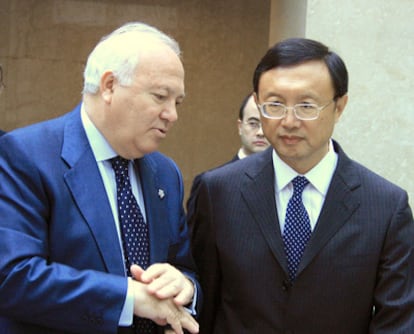El ex ministro de Asuntos Exteriores, Miguel Ángel Moratinos, con su homólogo chino, Yan Jiechi, en 2008, en Pekín.