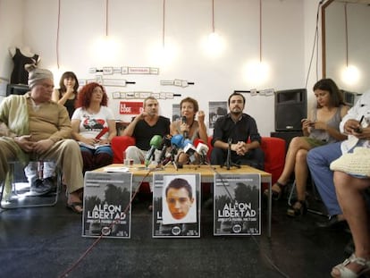 Garz&oacute;n (tercero por la derecha) en la rueda de prensa por la libertad de Alfon con Shangay Lili, la madre de Alfon y Alberto San Juan, entre otros. 