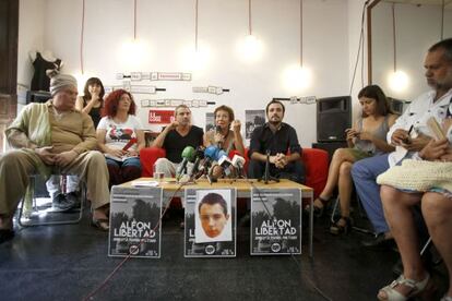 Garz&oacute;n (tercero por la derecha) en la rueda de prensa por la libertad de Alfon con Shangay Lili, la madre de Alfon y Alberto San Juan, entre otros. 