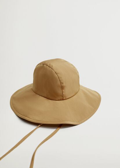 Gorro con cintas para llevar a juego con tu gabardina y no perder el estilo ni en los días más grises de invierno. Es de Mango y cuesta 15,99 euros.