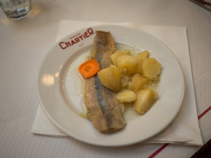 Plato entrante de arenque con patatas en el Bouillon Chartier de París.