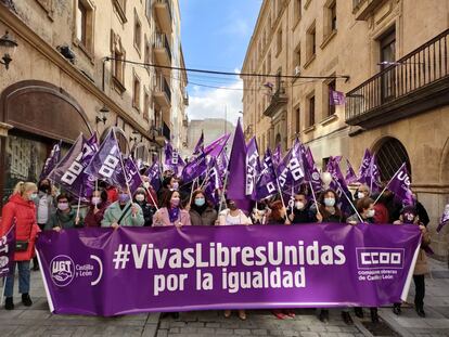 Un momento de la concentración de los sindicatos UGT y CC OO en Salamanca.