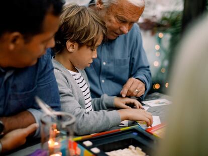 Los juegos de mesa de 'Escape room' son una opción muy entretenida para disfrutar en familia. GETTY IMAGES.