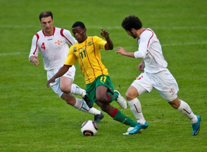 El jugador camerunés Abouna Jean-Patrick, en un momento del partido amistoso de su selección con Georgia.