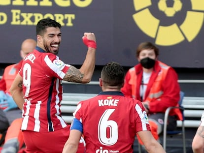 Luis Suárez celebra su primer gol contra el Cádiz, durante el partido de LaLiga Santander de la jornada 21 disputado en el estadio Ramón de Carranza.