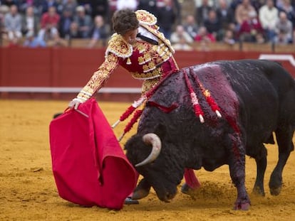 Eduardo Gallo durante la faena con su primer toro.