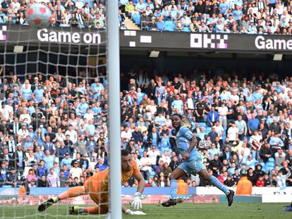 Raheem Sterling marca el quinto gol del Manchester City.