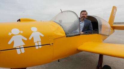 Ignacio Arsuaga, presidente de Hazte Oir, en la presentaci&oacute;n de la avioneta.