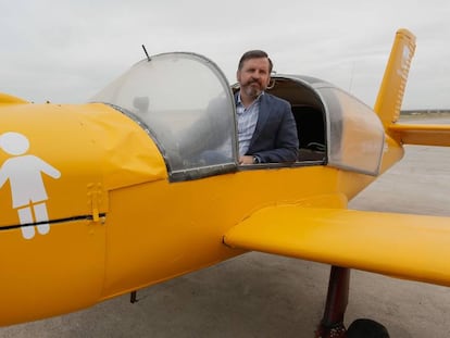 Ignacio Arsuaga, presidente de Hazte Oir, en la presentaci&oacute;n de la avioneta.