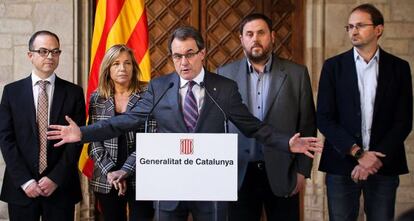 Artur Mas, seguit per dirigents de diversos partits, el dia de l'anunci de la data del referèndum.