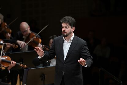 El director israelí Lahav Shani durante el concierto que ofreció al frente de la Filarmónica de Múnich en el KKL de Lucerna el pasado jueves.