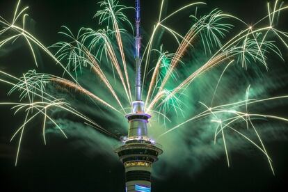 Focs artificials en la Sky Tower durant la celebració de l'arribada del 2017 a Auckland, Nova Zelanda.