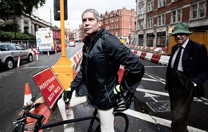 Boris Izaguirre, con su bicicleta por Londres
