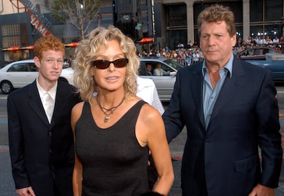 Farrah Fawcett y Ryan O'Neal con su hijo Redmond en un evento en Los Ángeles en 2003.