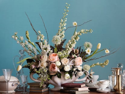Arreglo floral, inspirado en Rungstedlund, compuesto por diferentes tipos de rosas, lilas, nardos y tulipanes, entre otras flores. También lleva hojas de magnolio y helecho, y ramas de cerezo. El jarrón es un diseño de Constance Spry editado por Loewe. 