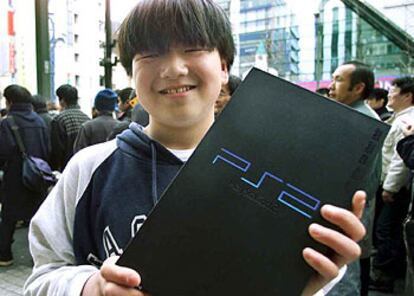 Un estudiante japonés con su recién adquirida PlayStation 2.