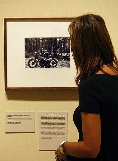 Una de las pocas fotografías inéditas de la exposición. Realizada por Gerda Taro en el frente de Segovia, en ella aparece el músico y militar Gustavo Duran, sobre su moto. La copia se había perdido hasta que en el reciente hallazgo de "la maleta mexicana" aparecieron los negativos originales.