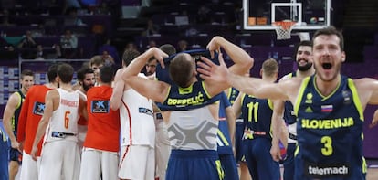 La selección eslovena celebra la victoria ante España en el Eurobasket.