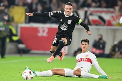 Iago Aspas regatea a Chema Andrés este jueves en el MHPArena, en Stuttgart.