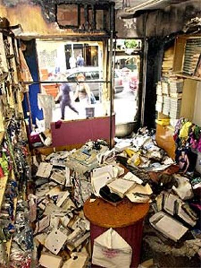 Interior de la  tienda tras el ataque de los radicales.