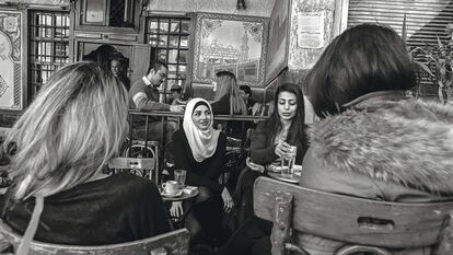 Un grupo de amigas en el café Nufar de la capital, que lleva abierto 200 años y en el que hay cuentacuentos cada semana.