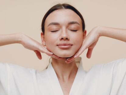 Los expertos en yoga facial indican que sus beneficios son múltiples para los músculos del rostro y el bienestar general. GETTY IMAGES.