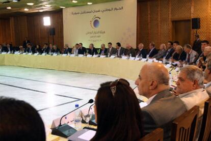 Representantes del régimen y de la oposición participan en la reunión, ayer en Damasco.