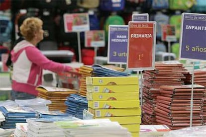 Venta de libros en una gran superficie donostiarra.