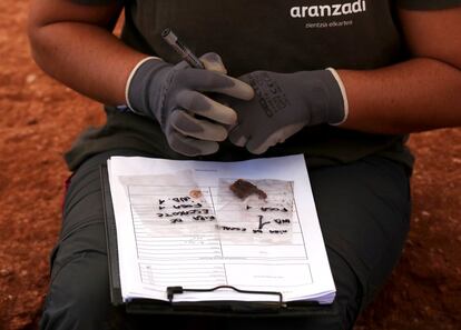 Entre los restos han aparecido posesiones de los individuos enterrados. La asociación de ciencias Aranzadi guarda por separado objetos como la suela de un zapato, fibras de un abrigo de lana, unos gemelos de una camisa, unas gafas, varios botones de nácar o hebillas como la de la imagen. Después, las conservan junto al individuo donde las encontraron.