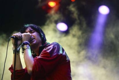 Julian Casablancas, líder de The Strokes, actuando en solitario ayer en el Festival de Benicàssim.