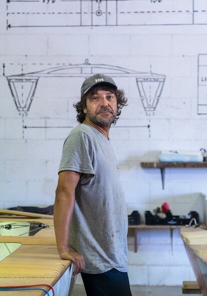 Rafel Figuerola, presidente del Club Patí Vela Barcelona, en el taller en el que fabrican sus embarcaciones.