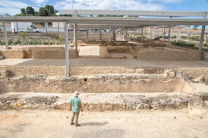 Manuel Romero, arqueólogo municipal de Antequera, frente a las excavaciones de la villa romana.