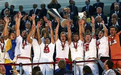 Rakitic, entonces capitán del Sevilla, levanta el trofeo de la Europa LEague de 2014.