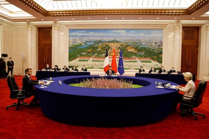 Xi Jinping (centro) preside la reunión con Emmanuel Macron y Ursula von der Leyen, este jueves en Pekín. 