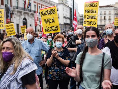 Varios ciudadanos durante una manifestación contra la subida de la luz en la Puerta del Sol en Madrid, este sábado.