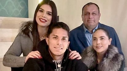 El futbolista mexicano Carlos Salcedo (centro, frente) y su familia en una fotografía compartida en las redes sociales de su madre, Maria Isabel Hernandez Navarro (abajo, derecha).