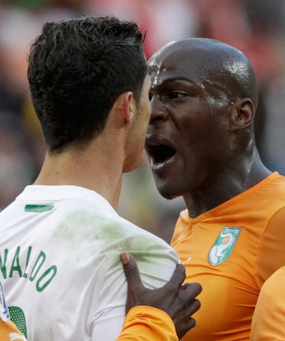 Cristiano Ronaldo discute con Guy Demel tras un lance durante el partido entre Portugal y Costa de Marfil.