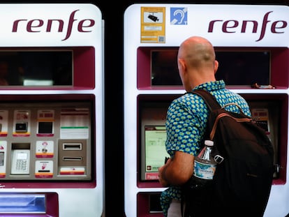 Viajeros gestionan la compra de sus abonos de Renfe en una estación de Cercanías de Madrid.