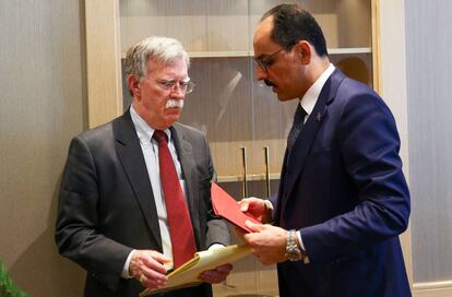 El asesor de Seguridad Nacional de EE UU, John Bolton, y el portavoz de la Presidencia turca, Ibrahim Kalin, tras la reunión de este martes para tratar la retirada estadounidense de Siria.