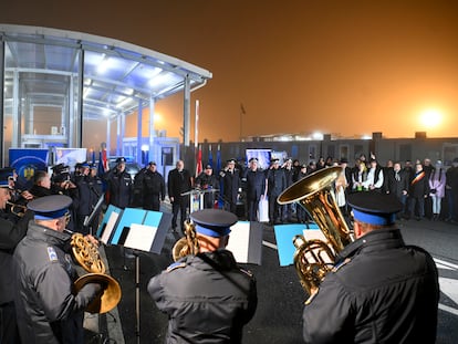 Csanadpalota (Hungary), 31/12/2024.- Romanian and Hungarian officials attend a celebration where they symbolically open the state border between Hungary and Romania on the occasion of Romania's accession to the Schengen zone at the Csanadpalota border crossing in Csanadpalota, Hungary, 31 December 2024 (issued 01 January 2025). (Hungría, Rumanía) EFE/EPA/ZSOLT CZEGLEDI HUNGARY OUT